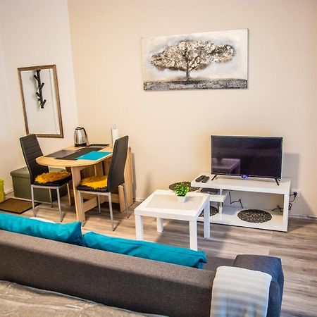 Apartment & Room Eni Zagreb Bagian luar foto