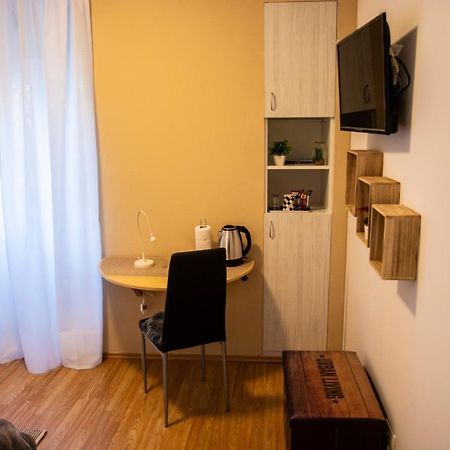 Apartment & Room Eni Zagreb Bagian luar foto